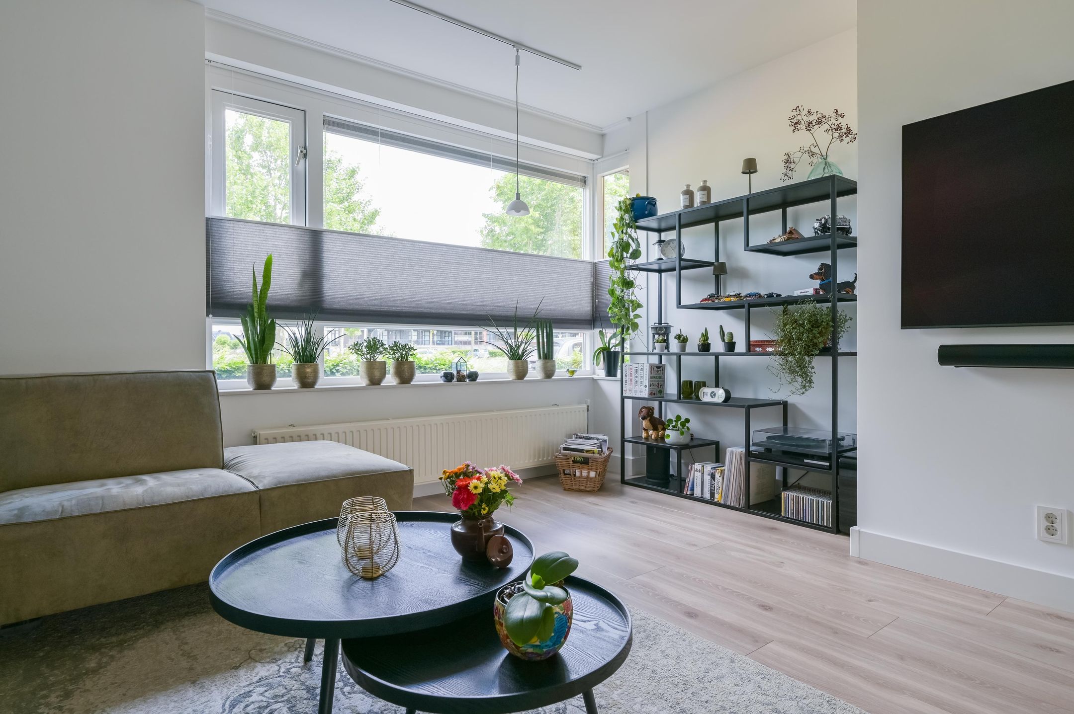 Spacious Family Home with Conservatory and Double Garage in Polderwijk — 12