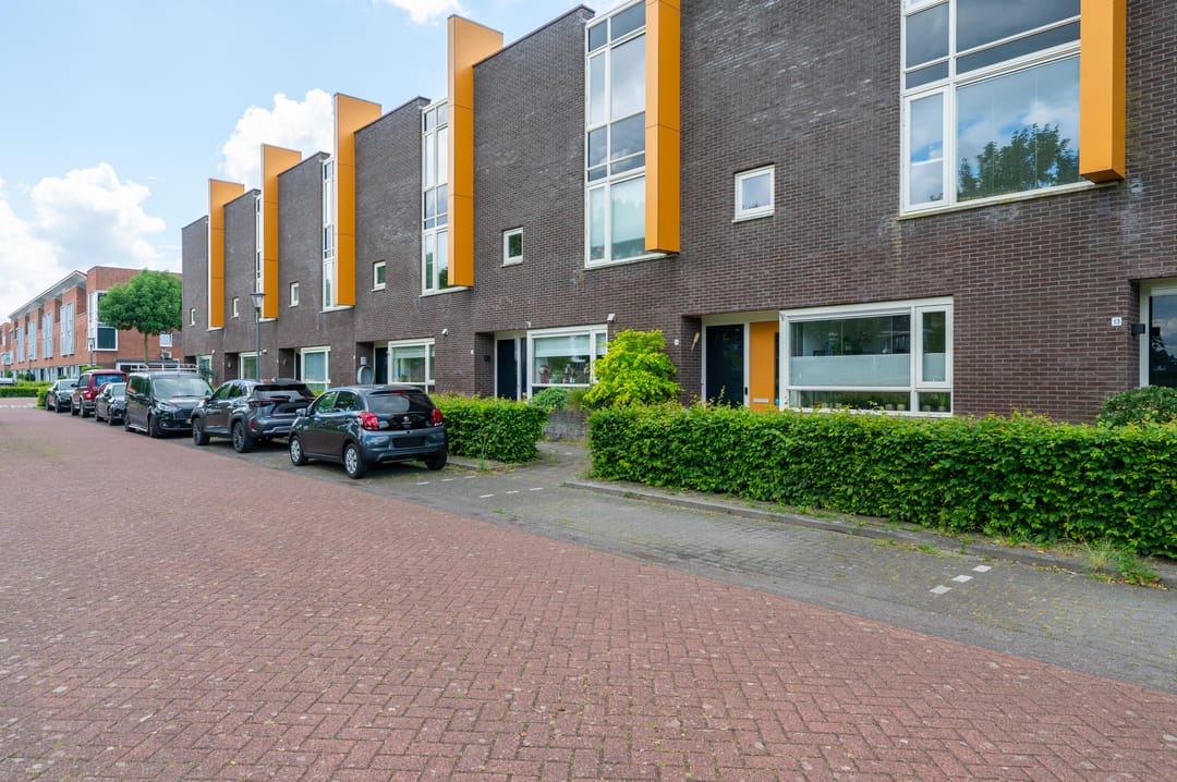 Spacious Family Home with Conservatory and Double Garage in Polderwijk — 43