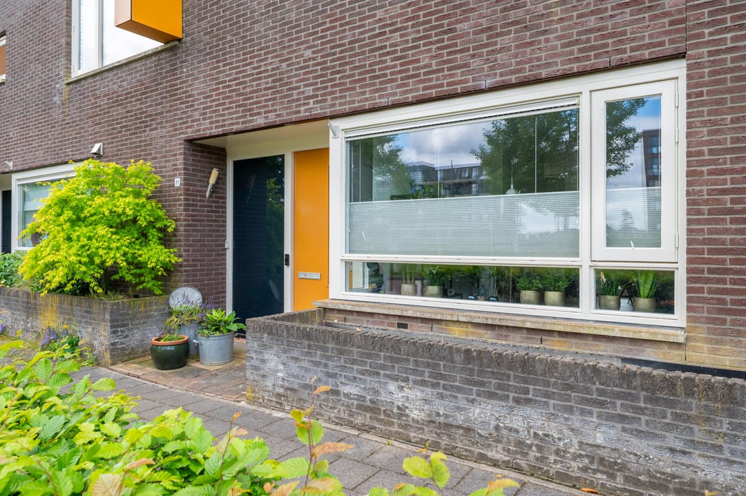 Spacious Family Home with Conservatory and Double Garage in Polderwijk — 41