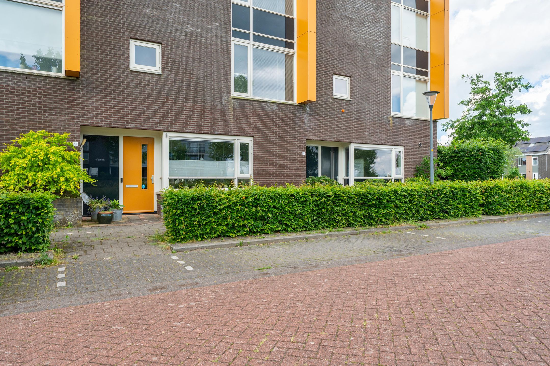 Spacious Family Home with Conservatory and Double Garage in Polderwijk — 42