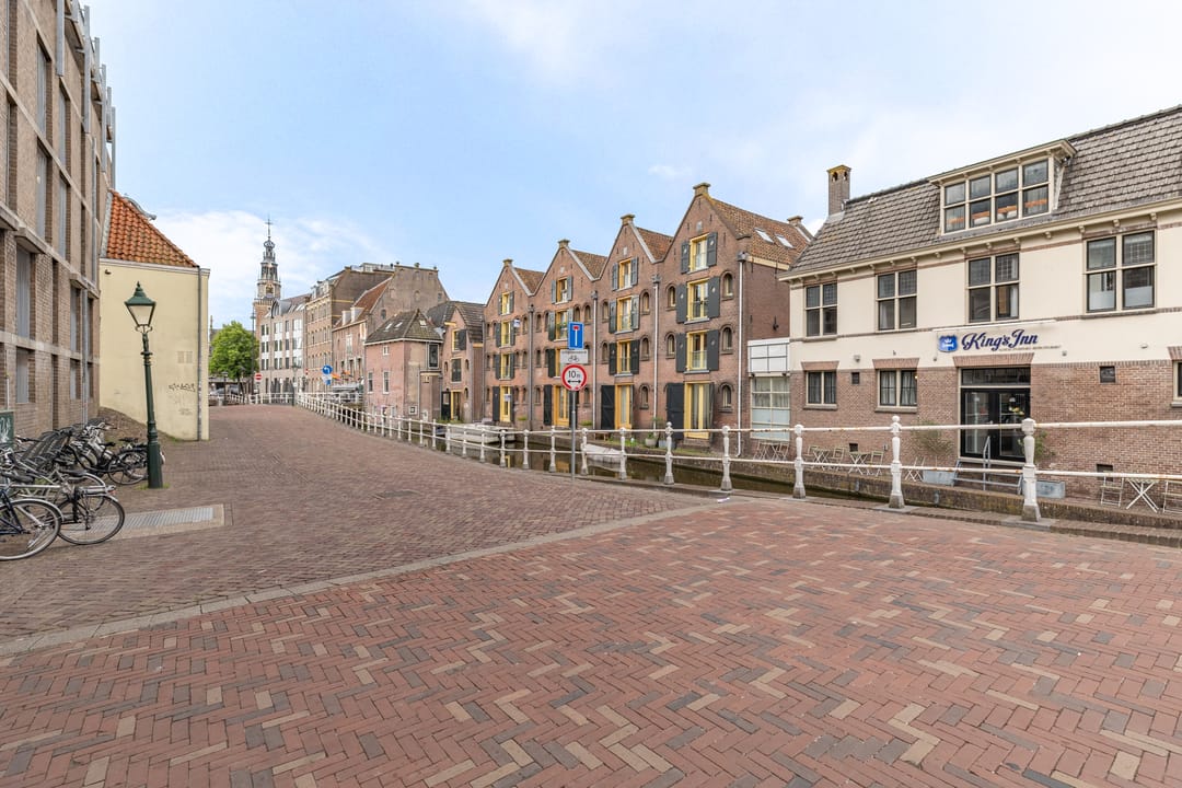 Modern Renovated Canal-View Apartment with Private Rooftop Terrace — 32