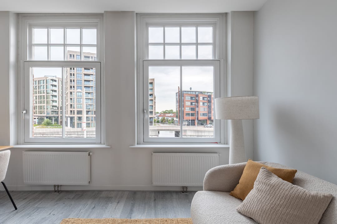 Modern Renovated Canal-View Apartment with Private Rooftop Terrace — 11
