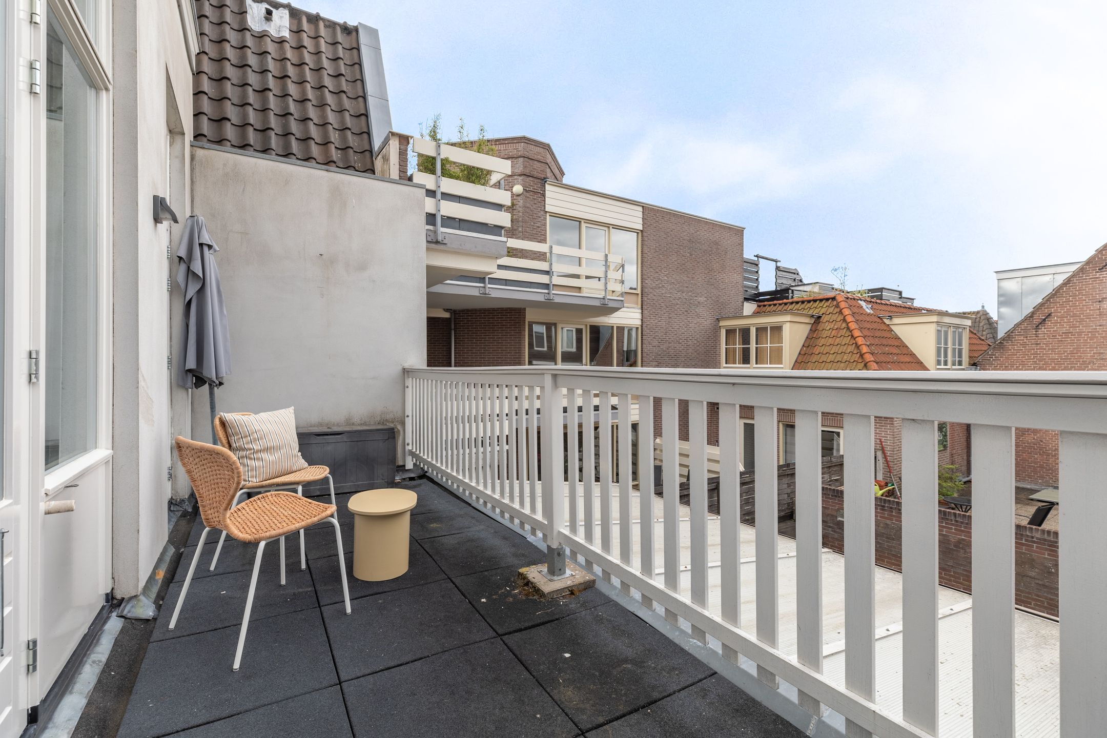 Modern Renovated Canal-View Apartment with Private Rooftop Terrace — 27