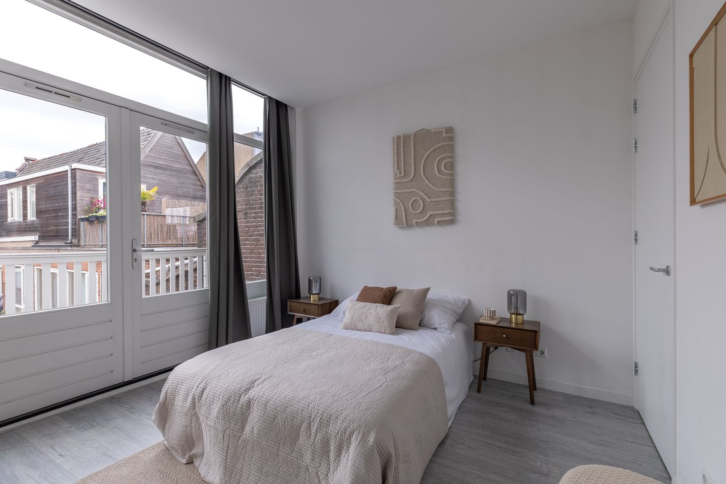 Modern Renovated Canal-View Apartment with Private Rooftop Terrace — 19
