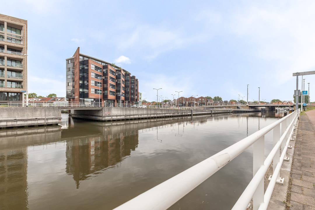 Modern Renovated Canal-View Apartment with Private Rooftop Terrace — 31