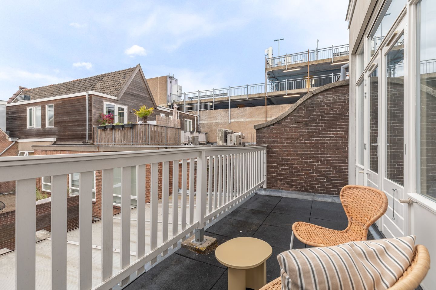 Modern Renovated Canal-View Apartment with Private Rooftop Terrace — 29
