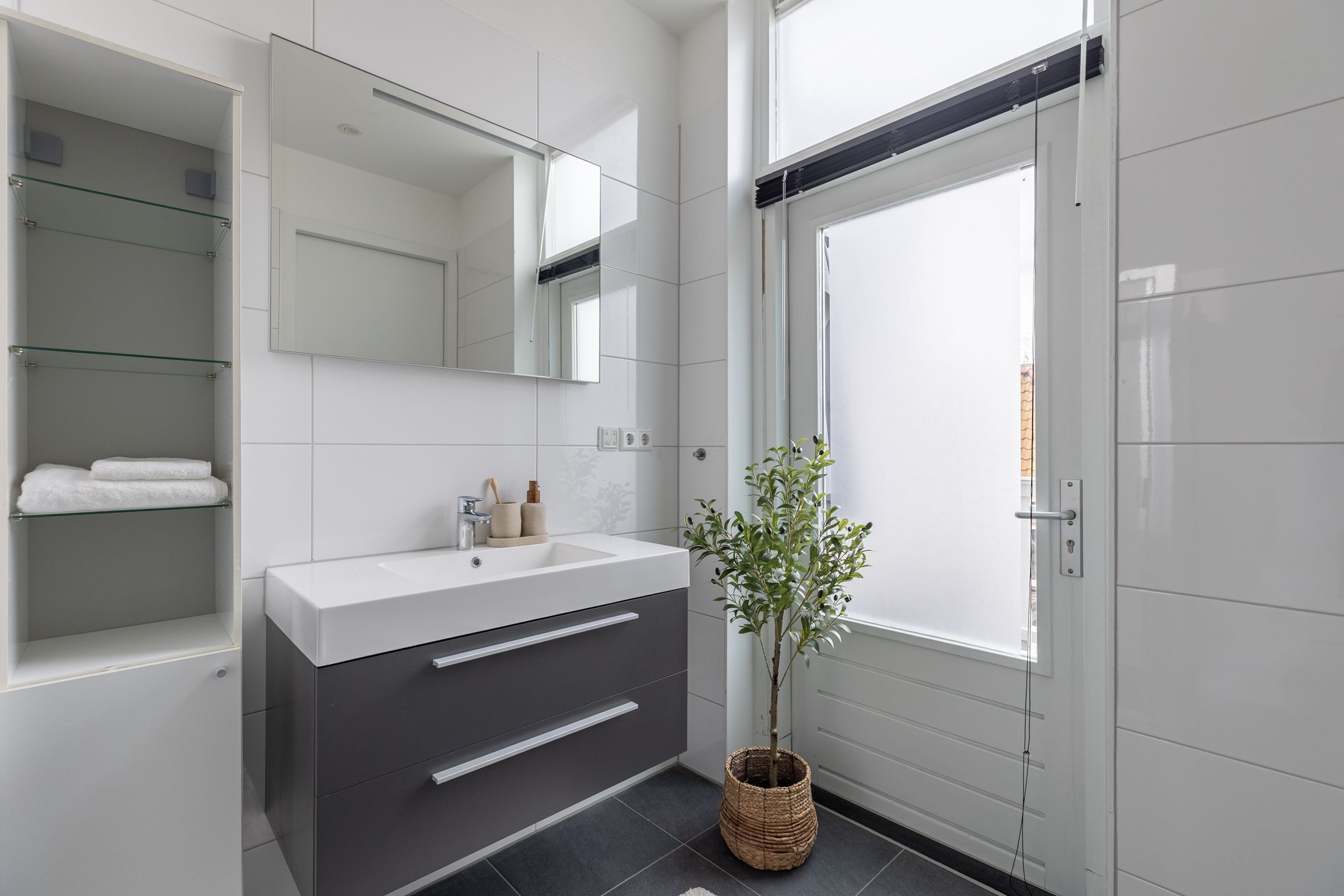 Modern Renovated Canal-View Apartment with Private Rooftop Terrace — 24