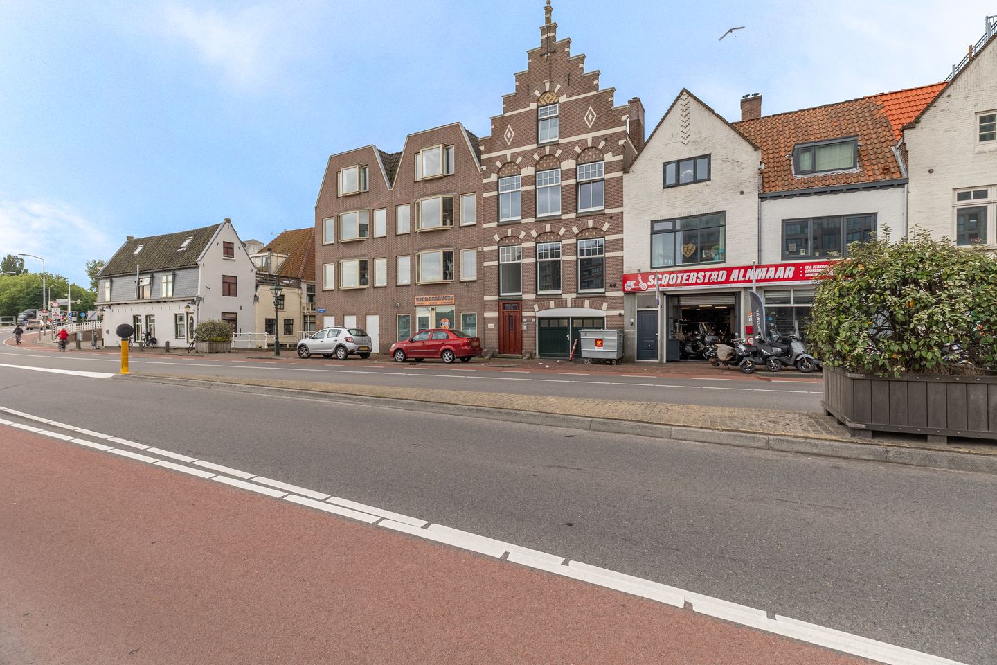 Modern Renovated Canal-View Apartment with Private Rooftop Terrace — 34