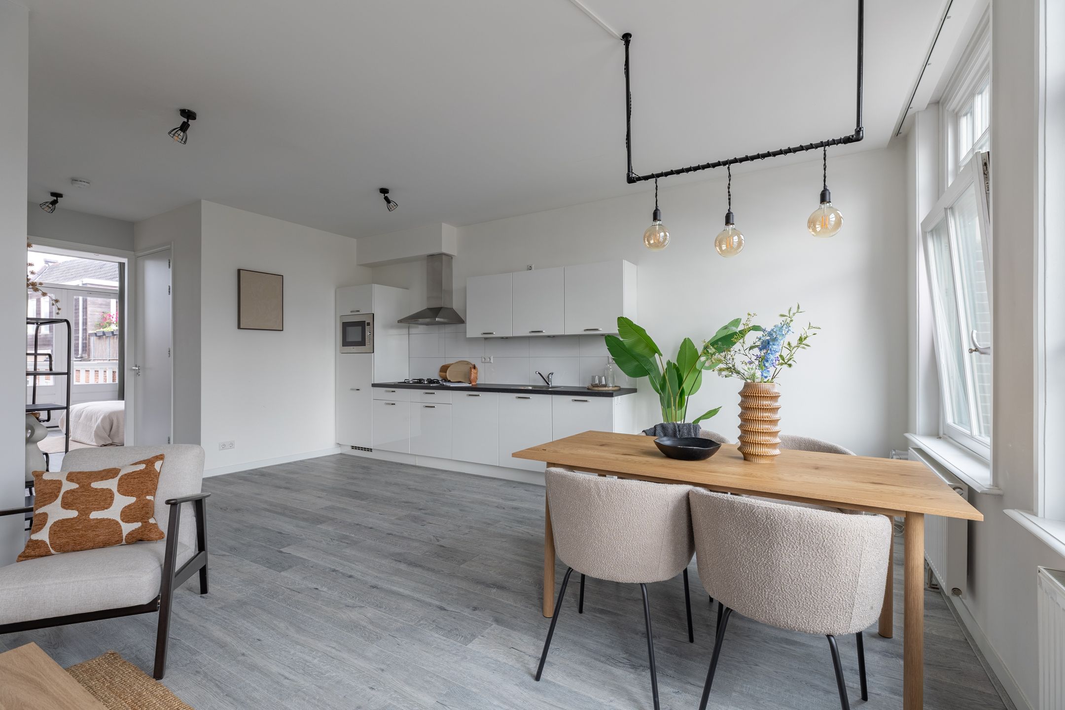 Modern Renovated Canal-View Apartment with Private Rooftop Terrace — 12