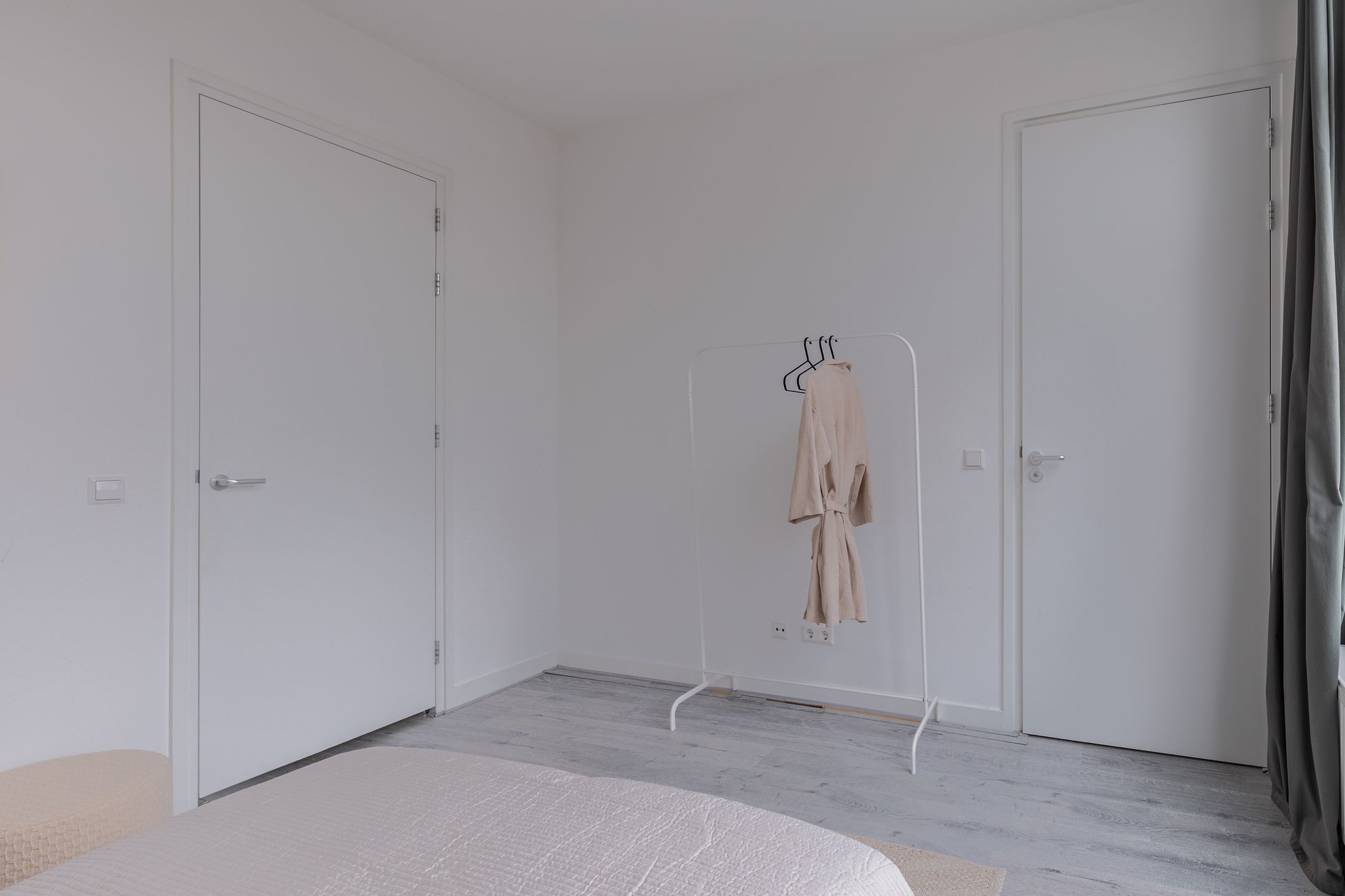 Modern Renovated Canal-View Apartment with Private Rooftop Terrace — 21