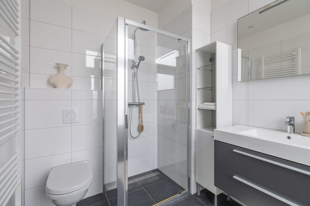 Modern Renovated Canal-View Apartment with Private Rooftop Terrace — 23