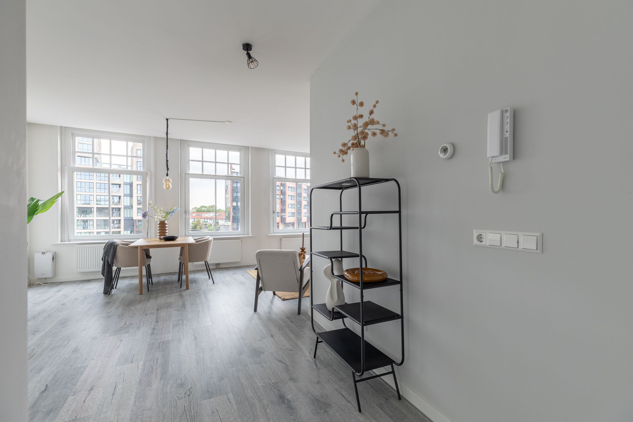 Modern Renovated Canal-View Apartment with Private Rooftop Terrace — 15