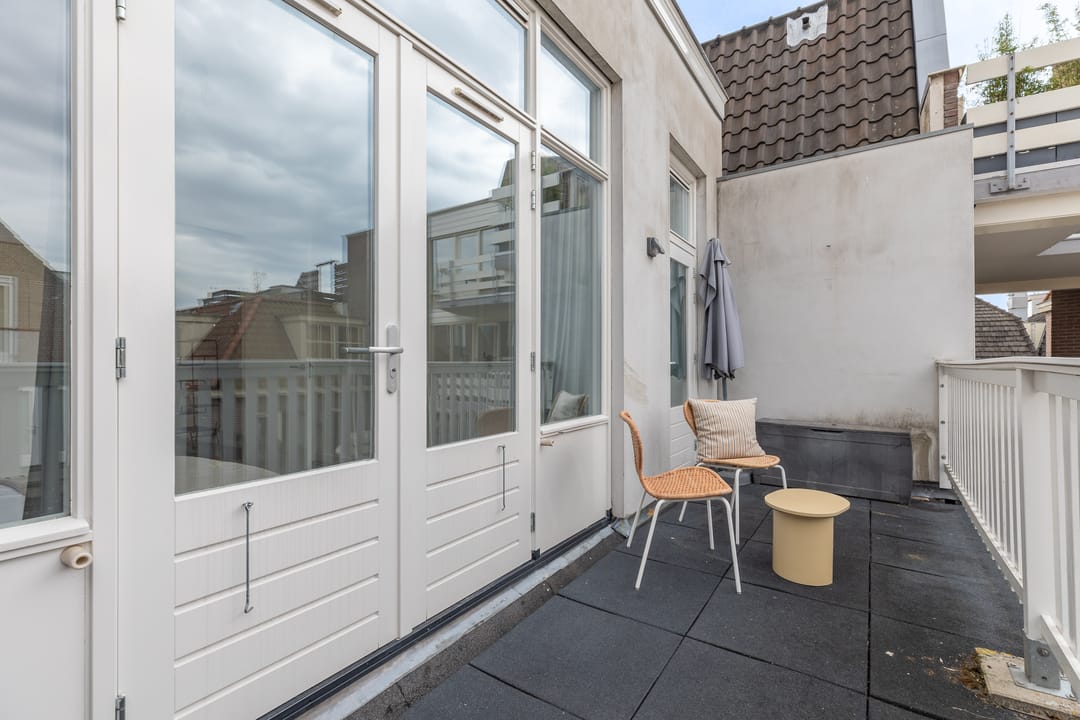 Modern Renovated Canal-View Apartment with Private Rooftop Terrace — 26