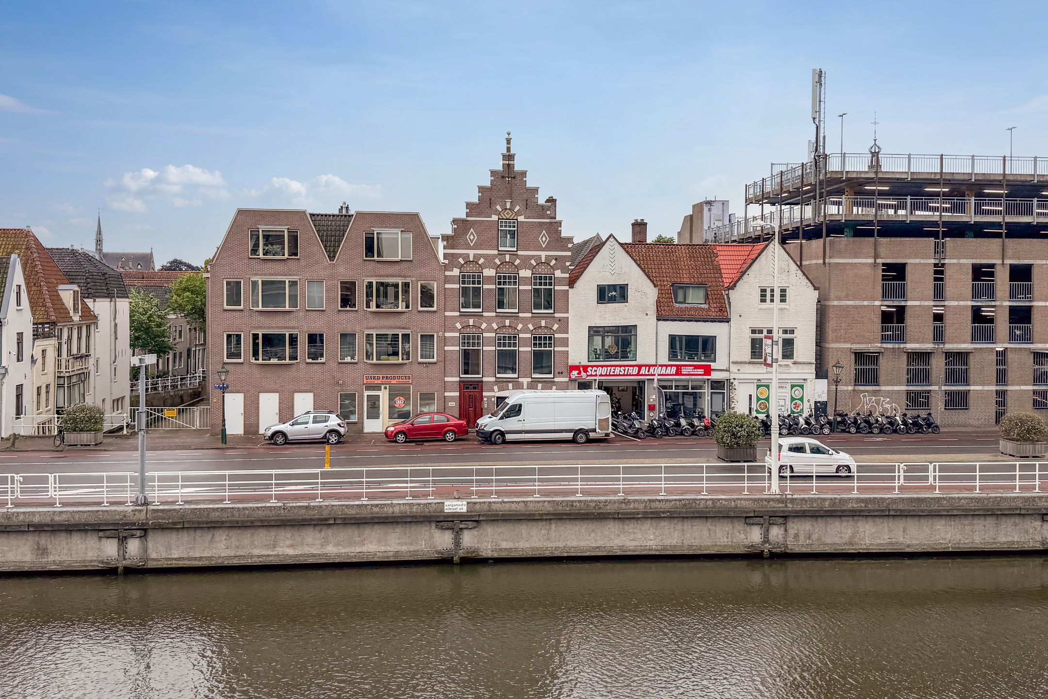Modern Renovated Canal-View Apartment with Private Rooftop Terrace — 33