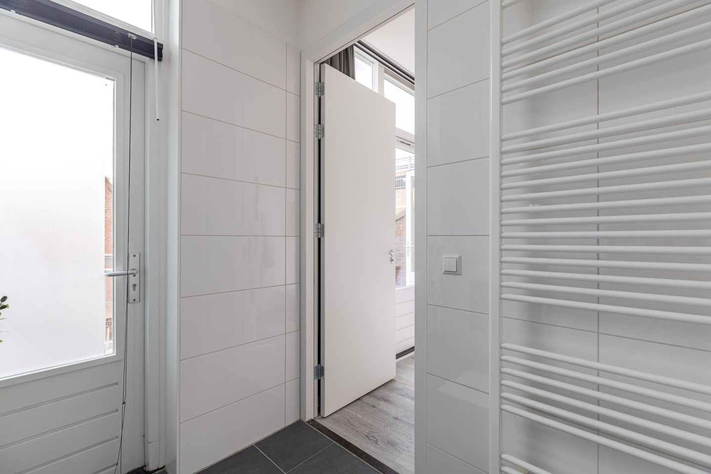 Modern Renovated Canal-View Apartment with Private Rooftop Terrace — 25