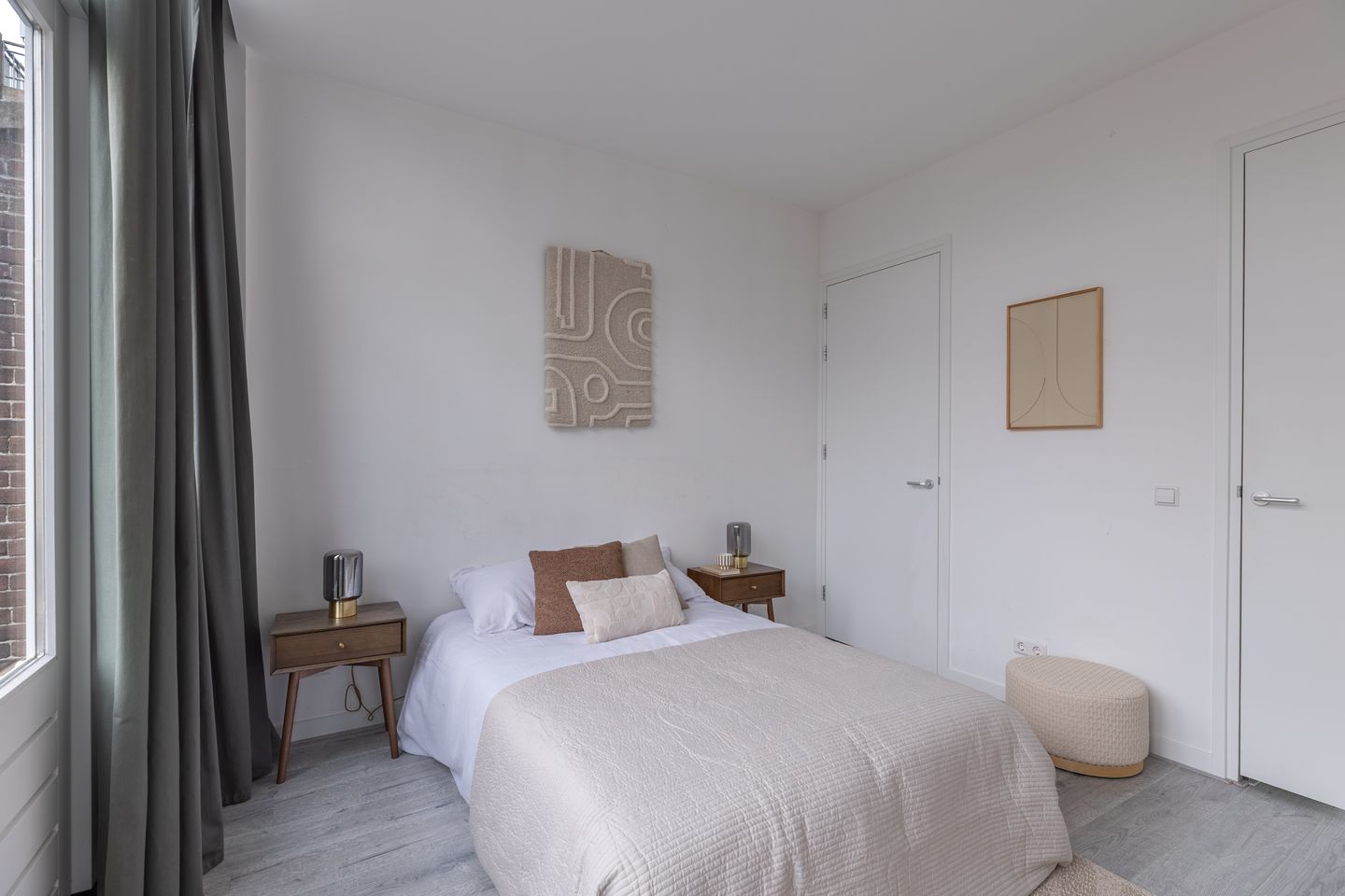 Modern Renovated Canal-View Apartment with Private Rooftop Terrace — 20