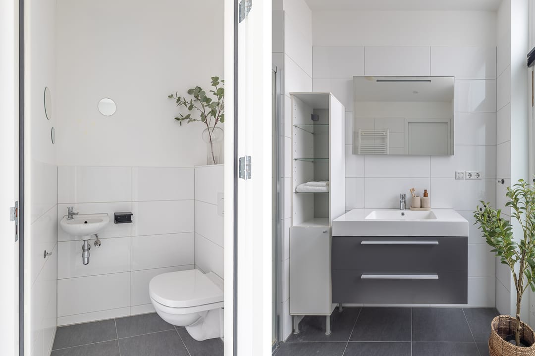 Modern Renovated Canal-View Apartment with Private Rooftop Terrace — 22