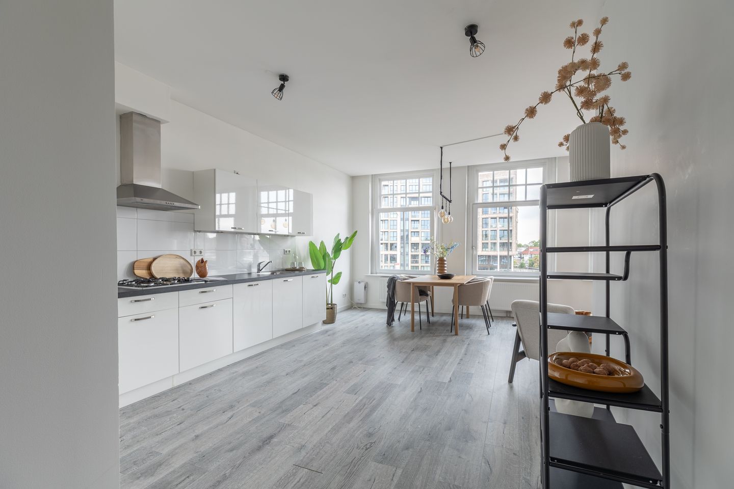 Modern Renovated Canal-View Apartment with Private Rooftop Terrace — 14