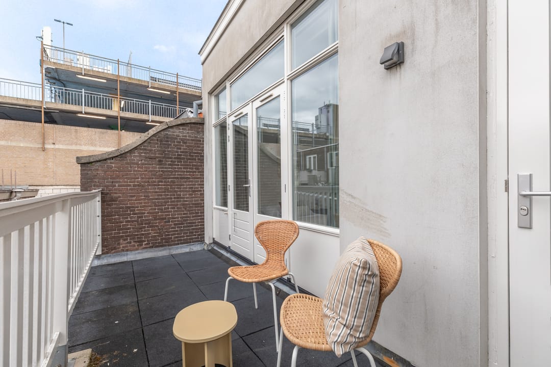 Modern Renovated Canal-View Apartment with Private Rooftop Terrace — 28