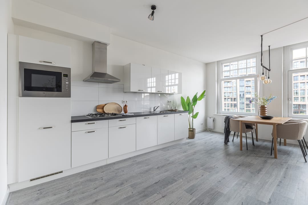 Modern Renovated Canal-View Apartment with Private Rooftop Terrace — 16