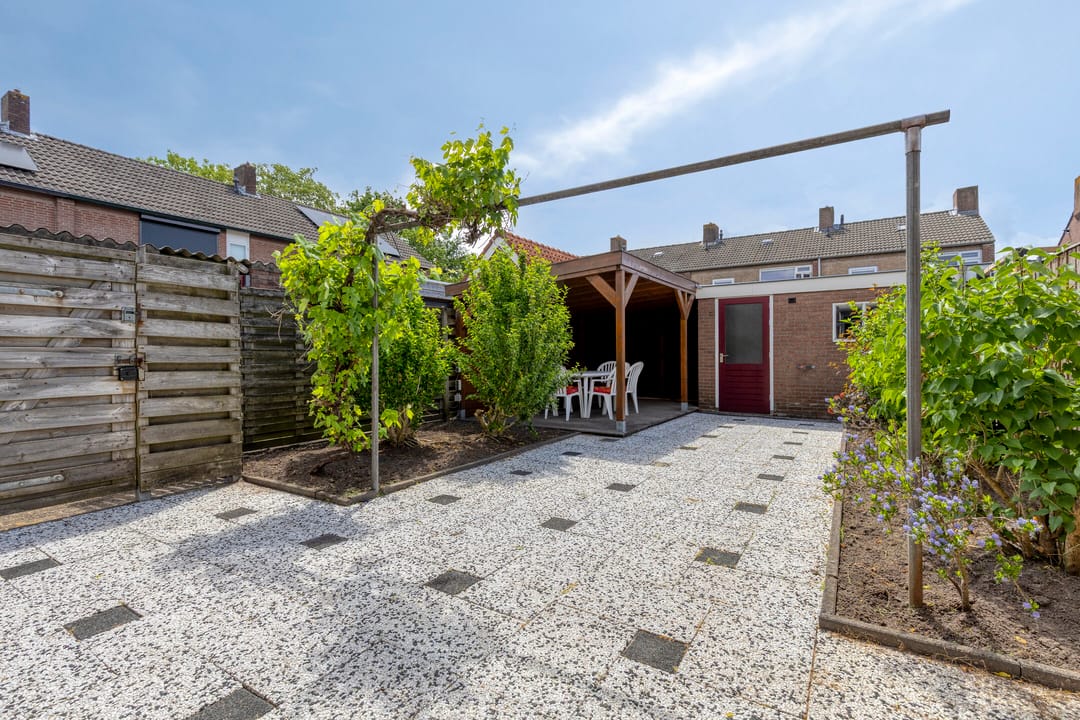 Charming Corner House with Sunny South-Facing Garden in Quiet Neighborhood — 22