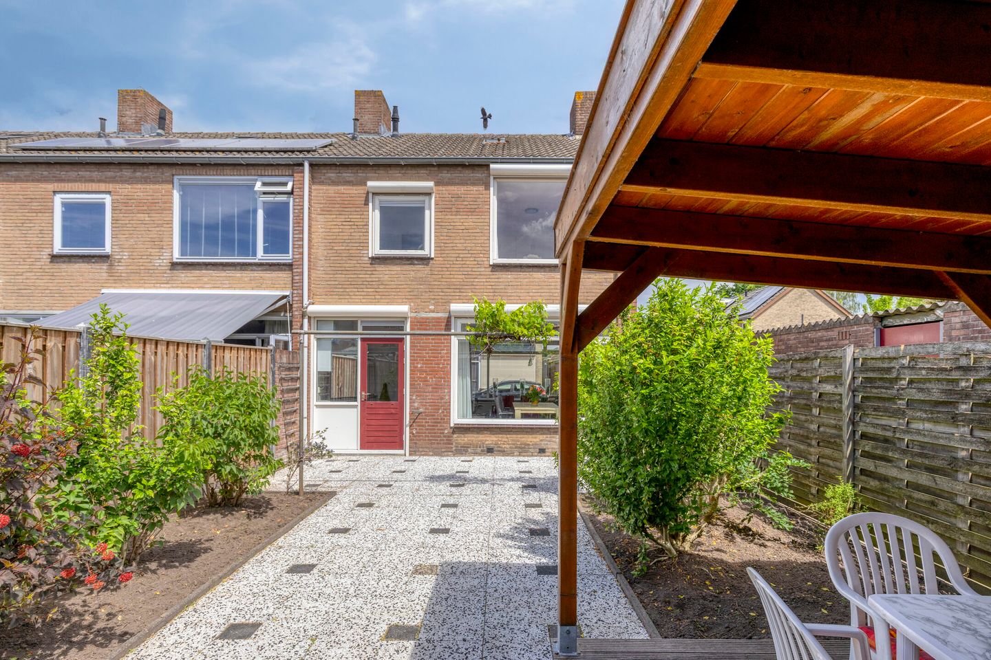 Charming Corner House with Sunny South-Facing Garden in Quiet Neighborhood — 25