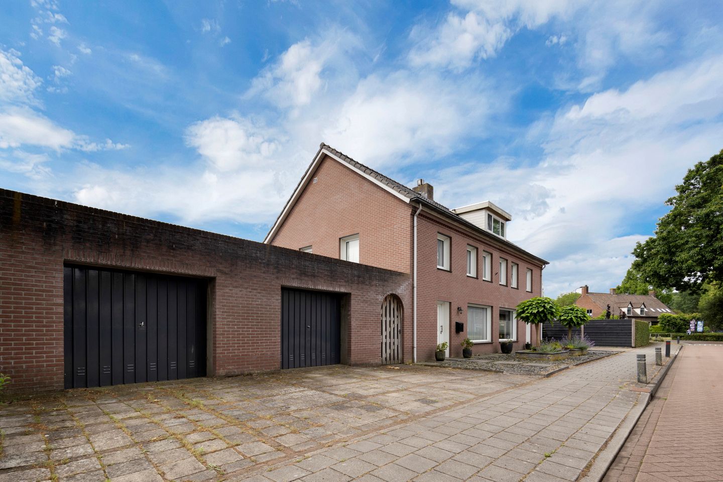 Semi-detached house with double garage in central Nuland — 25