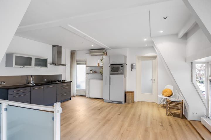 Tussenwoning te koop: van Beverwijckstraat 2, Leeuwarden