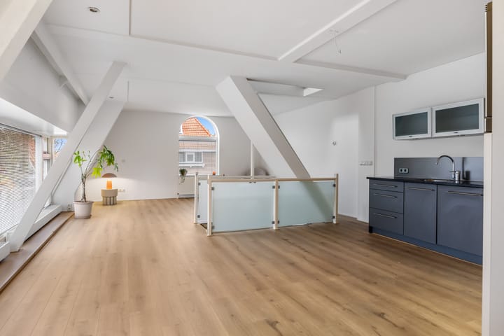 Tussenwoning te koop: van Beverwijckstraat 2, Leeuwarden