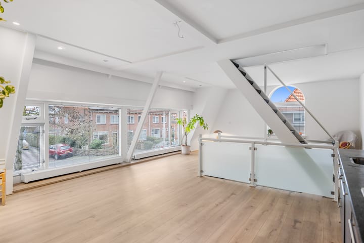 Tussenwoning te koop: van Beverwijckstraat 2, Leeuwarden