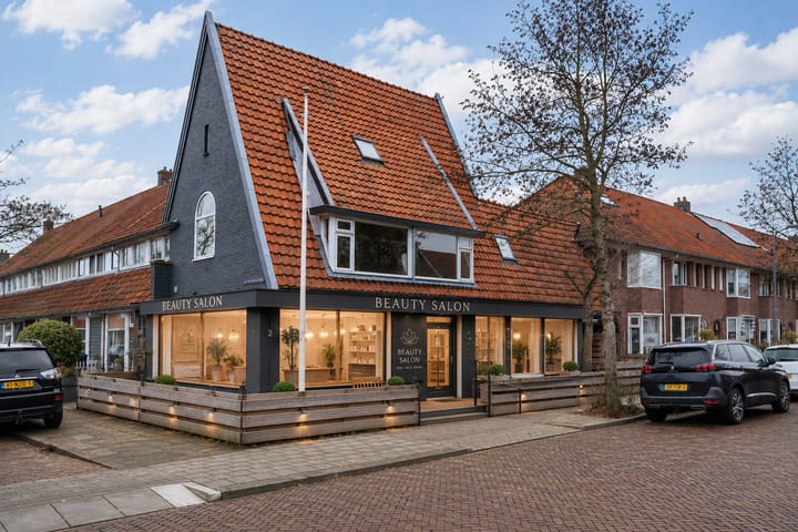 Tussenwoning te koop: van Beverwijckstraat 2, Leeuwarden