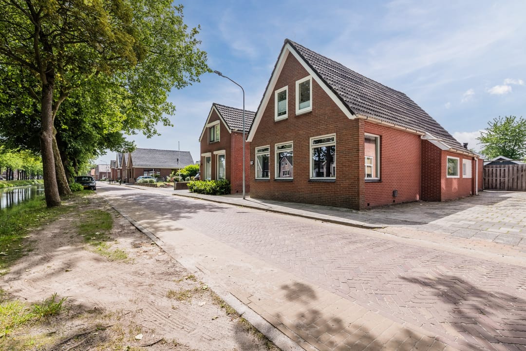 Maison Indépendante Spacieuse avec Cinq Chambres et Jardin au Bord de l'Eau