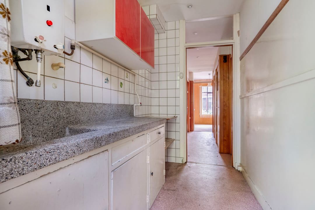 Ground-Floor Apartment with Deep Sunny Garden and Renovation Potential in Loosduinen — 16