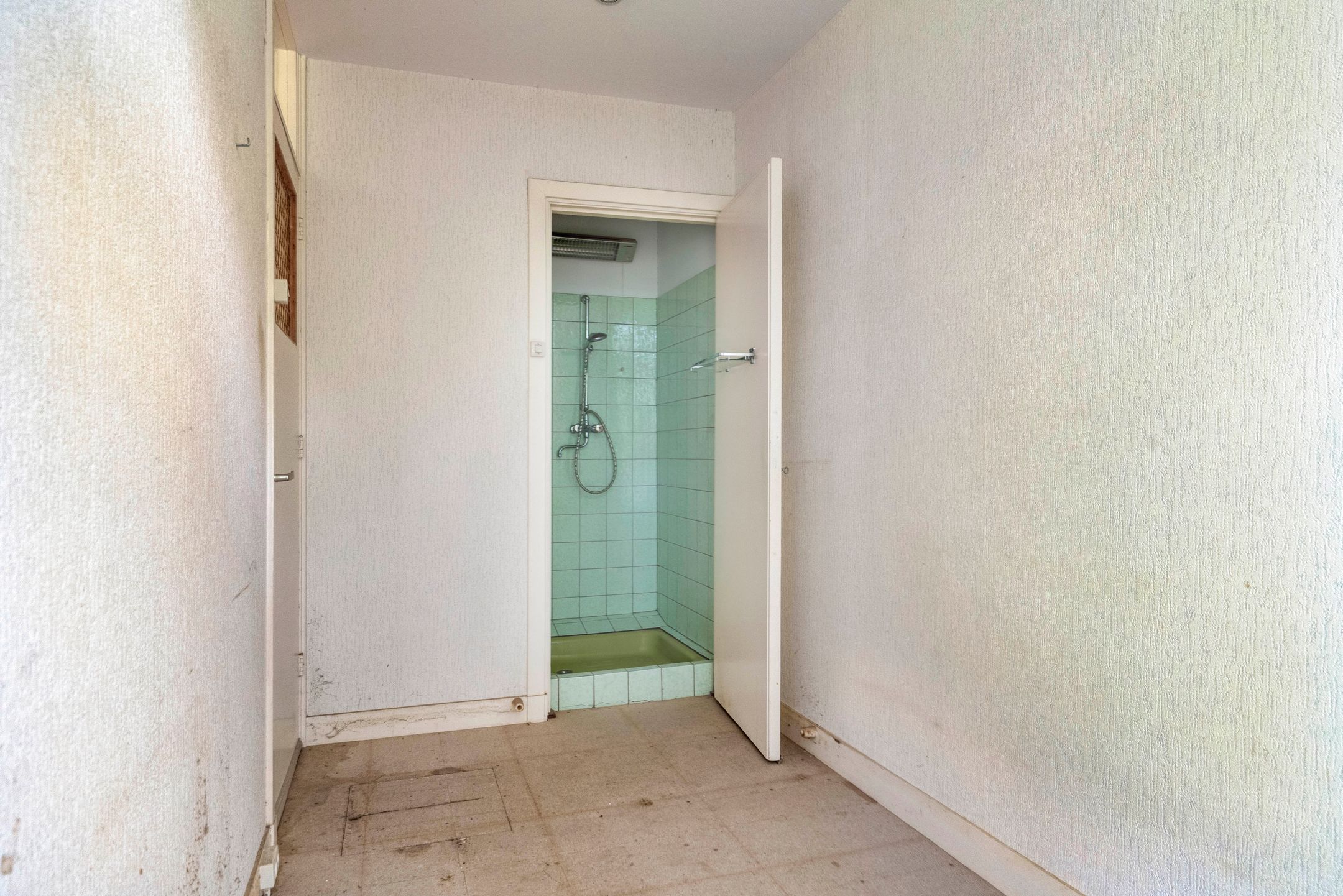 Ground-Floor Apartment with Deep Sunny Garden and Renovation Potential in Loosduinen — 18