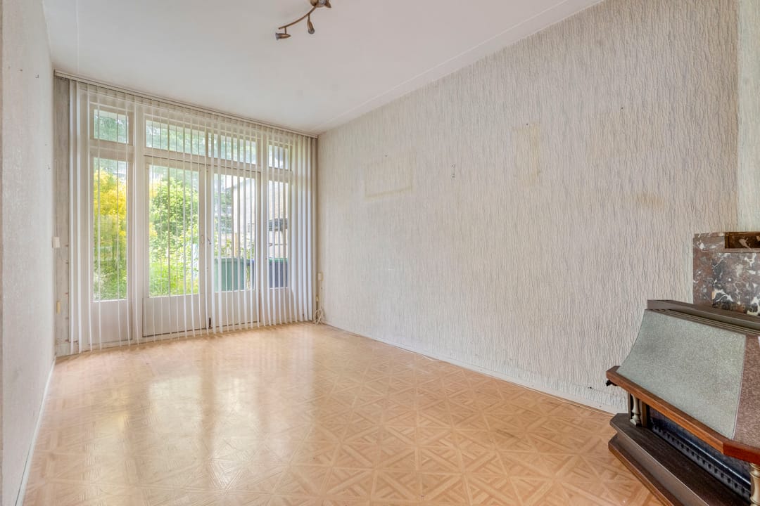 Ground-Floor Apartment with Deep Sunny Garden and Renovation Potential in Loosduinen — 11