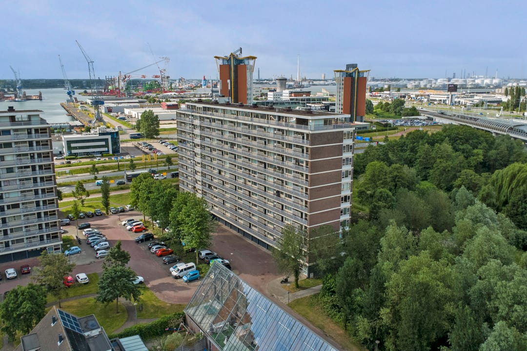 Well-Maintained Three-Room Apartment with West-Facing Balcony on the Sixth Floor — 46