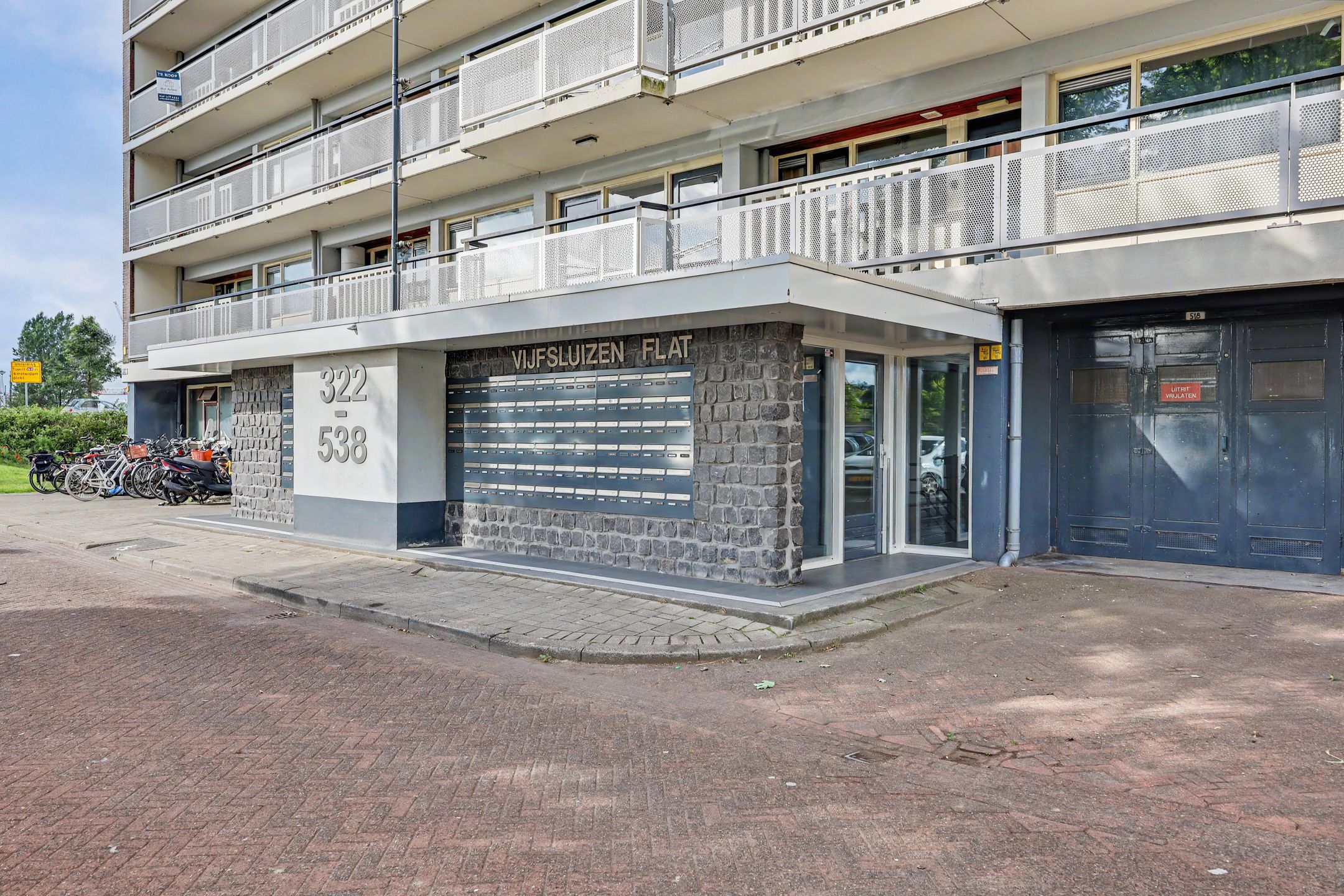 Well-Maintained Three-Room Apartment with West-Facing Balcony on the Sixth Floor — 24