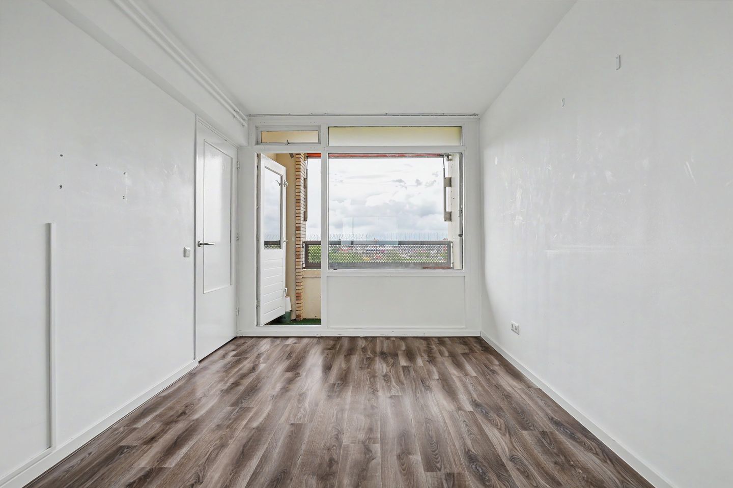 Well-Maintained Three-Room Apartment with West-Facing Balcony on the Sixth Floor — 14