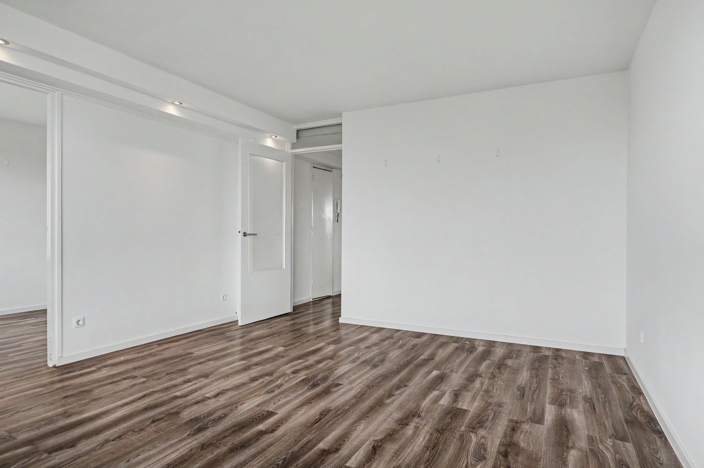Well-Maintained Three-Room Apartment with West-Facing Balcony on the Sixth Floor — 10