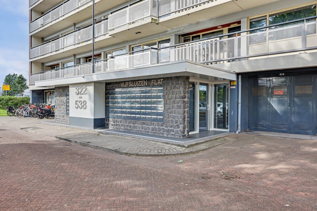 Well-Maintained Three-Room Apartment with West-Facing Balcony on the Sixth Floor — 52