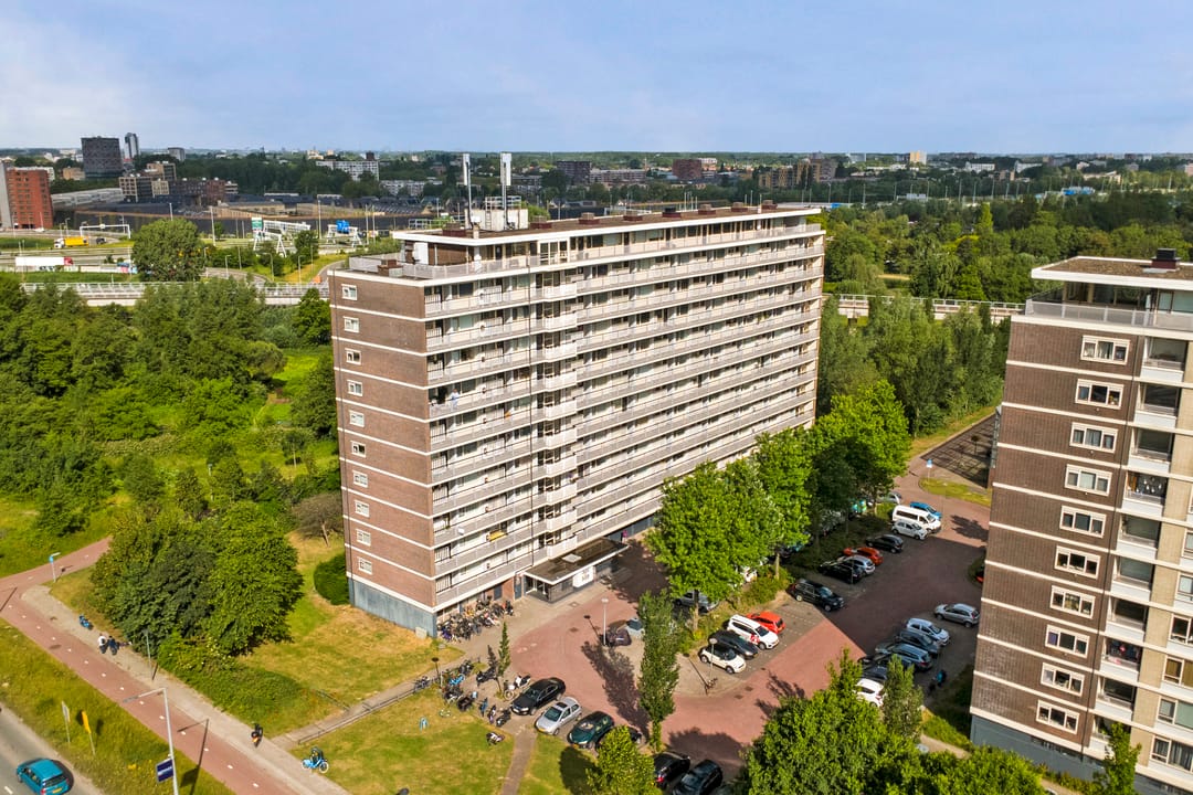 Well-Maintained Three-Room Apartment with West-Facing Balcony on the Sixth Floor — 43
