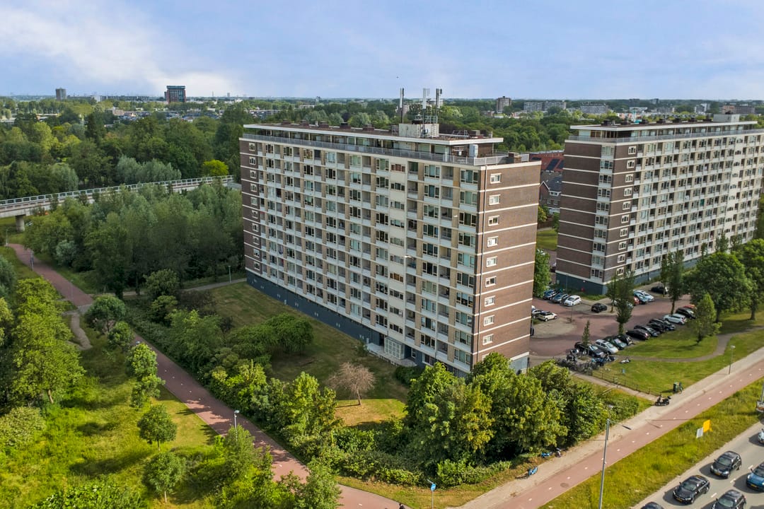 Well-Maintained Three-Room Apartment with West-Facing Balcony on the Sixth Floor — 41