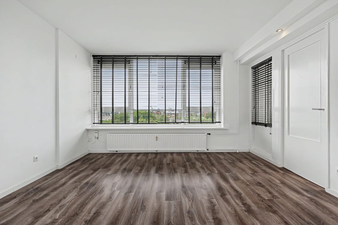 Well-Maintained Three-Room Apartment with West-Facing Balcony on the Sixth Floor — 8