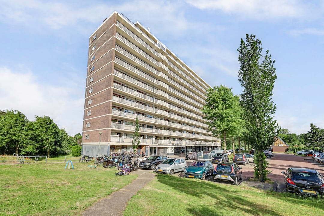 Well-Maintained Three-Room Apartment with West-Facing Balcony on the Sixth Floor — 26