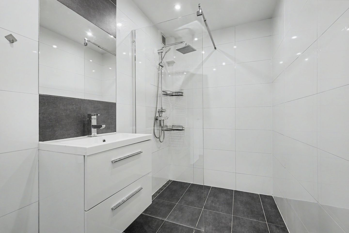 Well-Maintained Three-Room Apartment with West-Facing Balcony on the Sixth Floor — 19