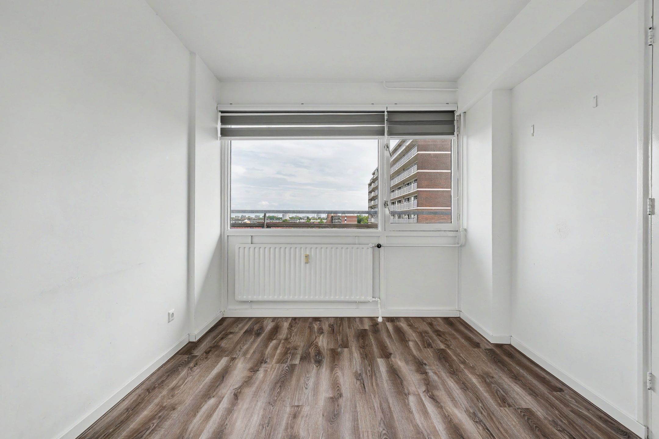 Well-Maintained Three-Room Apartment with West-Facing Balcony on the Sixth Floor — 15