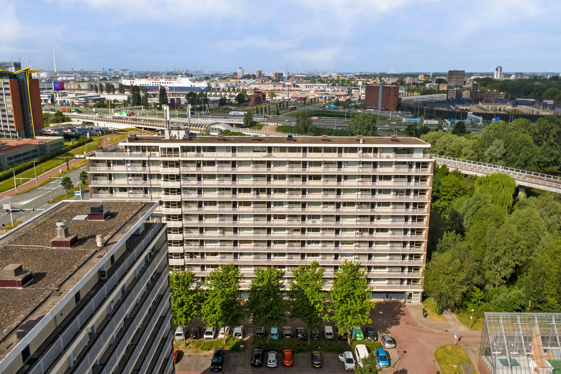 Well-Maintained Three-Room Apartment with West-Facing Balcony on the Sixth Floor — 45