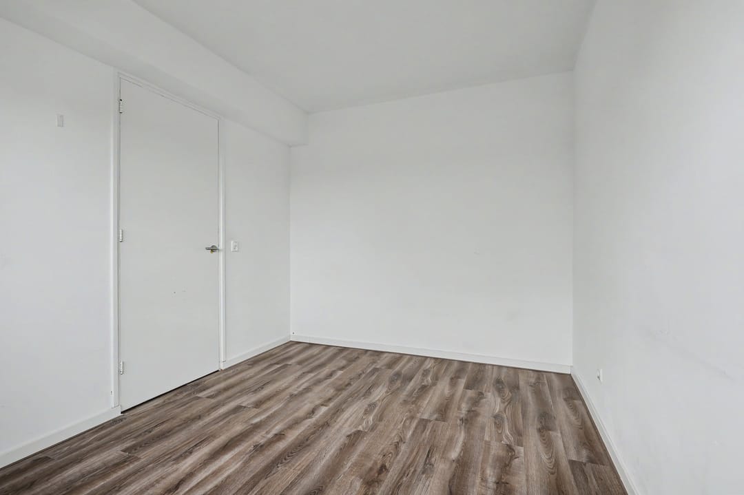 Well-Maintained Three-Room Apartment with West-Facing Balcony on the Sixth Floor — 16