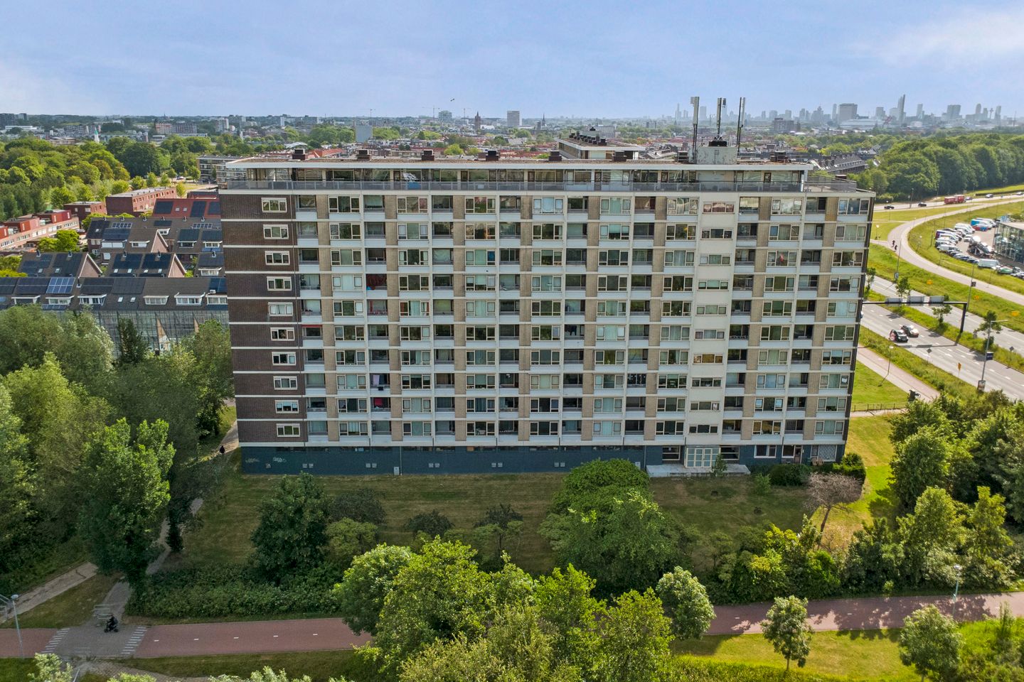 Well-Maintained Three-Room Apartment with West-Facing Balcony on the Sixth Floor — 40