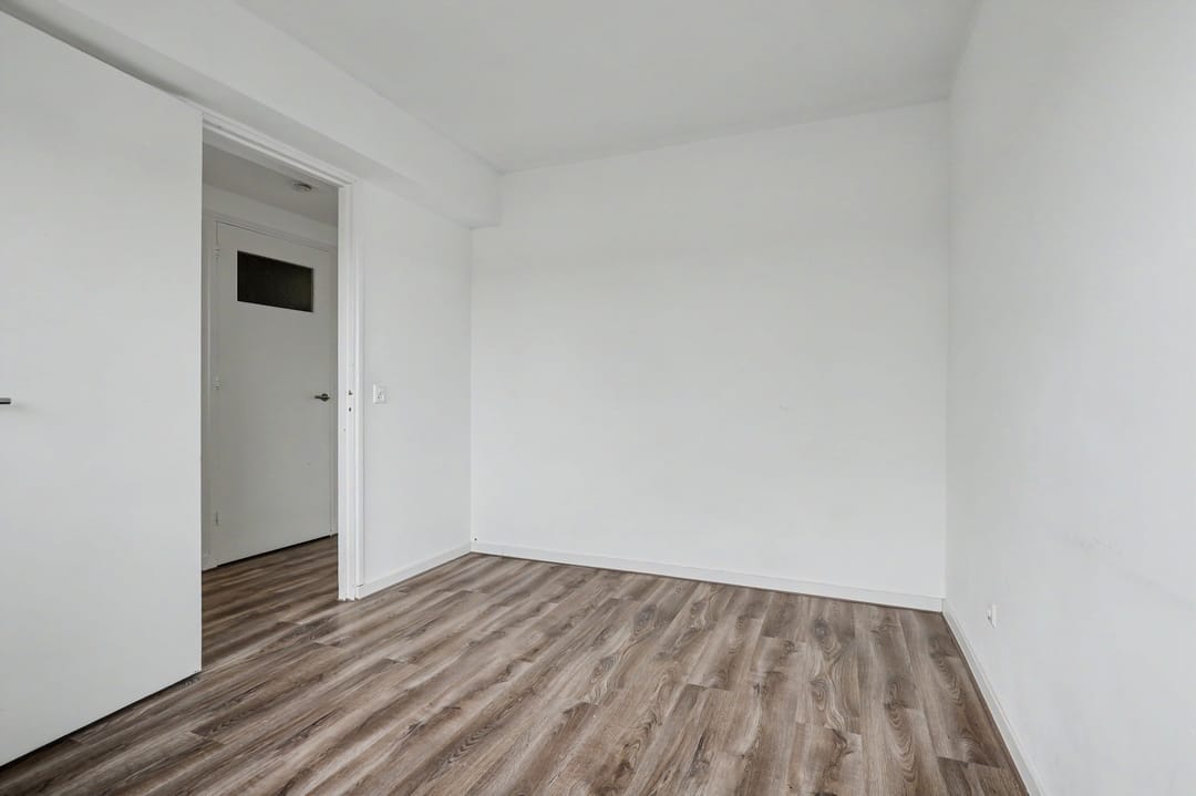 Well-Maintained Three-Room Apartment with West-Facing Balcony on the Sixth Floor — 17
